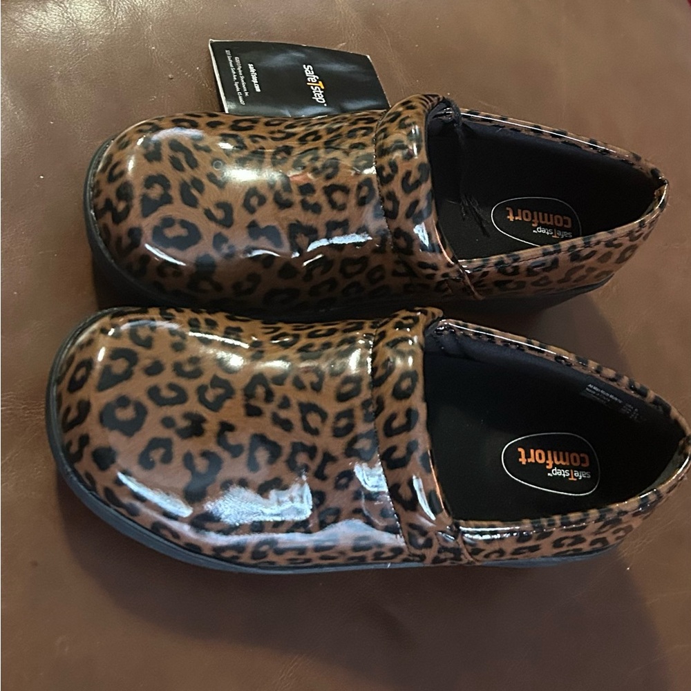 Leopard Print Slip-On womens Comfort Loafers safeTstep Comfort NWT size 6-NEW!